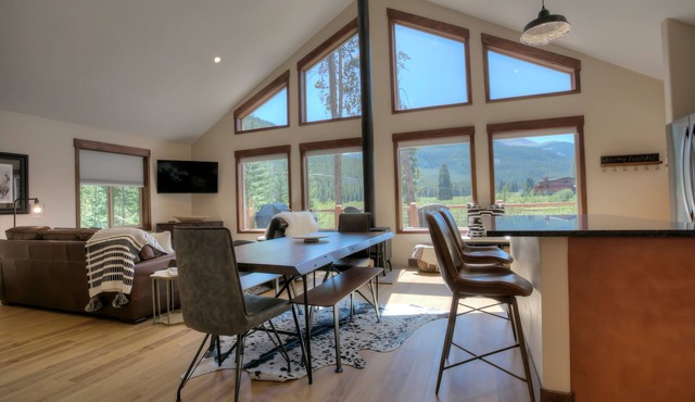 New Modern Cabin w/AMAZING VIEWS, hot tub, private pond, & super close to town in Breckenridge