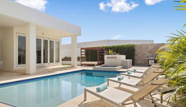 NEW Modern Villa ~ Jacuzzi ~Pvt Pool ~ Close2Beach