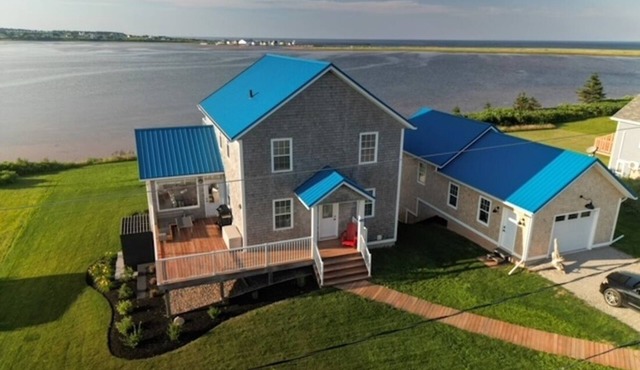 North Shore Ocean-Front Cottage With Access to Quiet Beach & Hot Tub in North Rustico