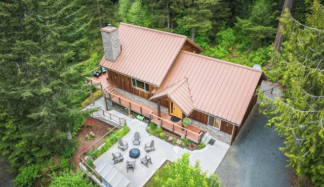 Olympic Nat’l Park Base: Luxe Port Angeles Cabin