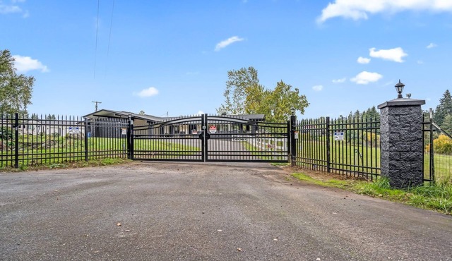 One level Home w/hot tub minutes from Ilana Casino on Acreage. Close to freeway in Ridgefield