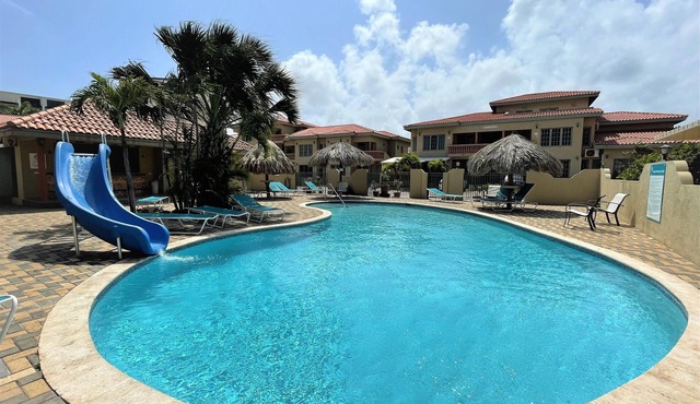 Palm Beach Condo, Newly Renovated, Walk to Beach and Hotels
