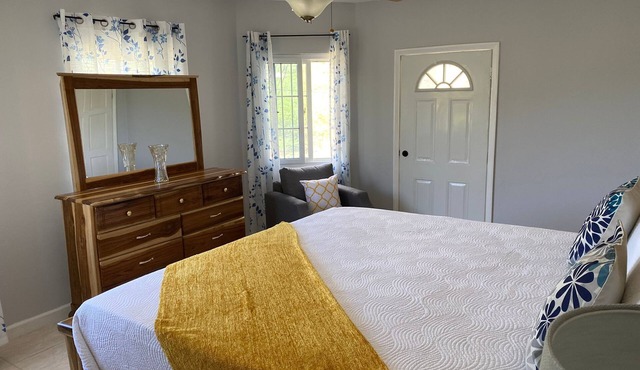 Pamphret 2BR AC Bedrooms Safe Gated Yard