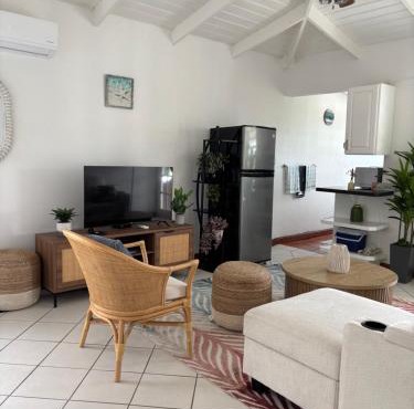 Paradise View at Halcyon Heights l Stunning Ocean View 1BR l 10 minute walk to the Beach