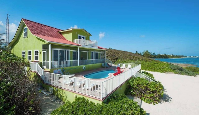Parrot ise 4BR Oceanfront Villa - Pool, Tiki Bar & Secluded Beach