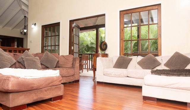 Peaceful family Retreat! 10 minutes to beach, restaurants and supermarkets.