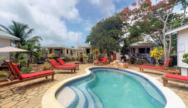 Perfect for large groups - five cabanas w private pool, WiFi-walk to the beach