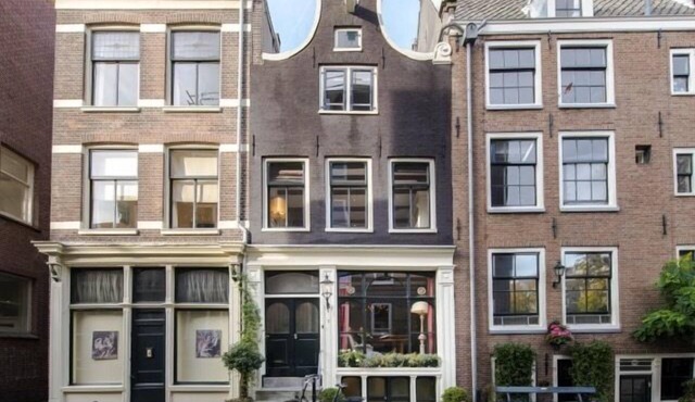 Picture perfect 1650 house overlooking Prinsengracht canal - luxury with charm in Amsterdam