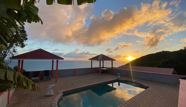 POOL with amazing Seaview , 10min to the airport, 14min walk to Laborie beach