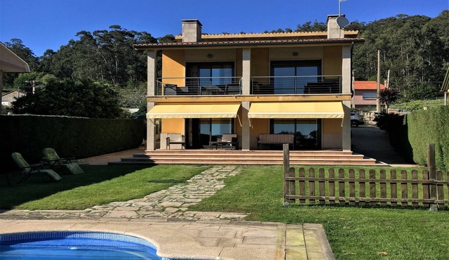 Poolside Comfort by Coast in Cangas do Morrazo