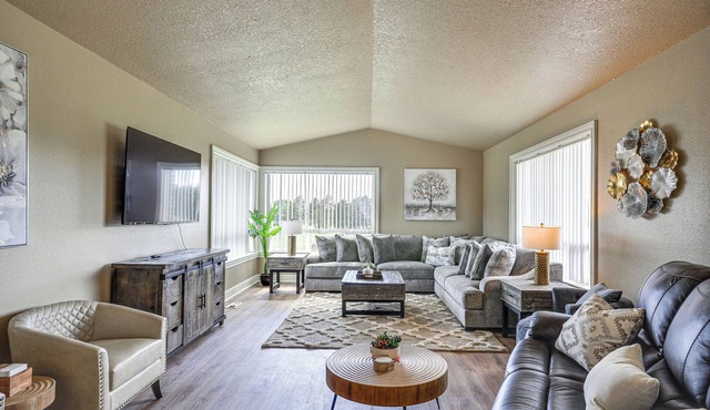 Portland Area 7BR Getaway: Hot Tub, Games in North Plains