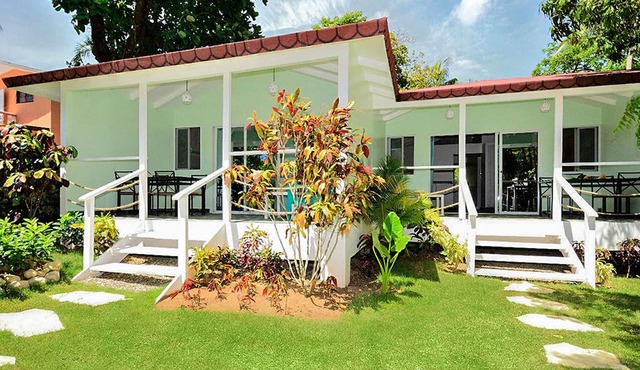 Private bungalow in large tropical garden with pool, steps from shops/beaches!