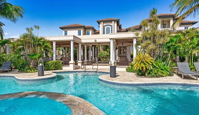 Private Mansion w/Sunset Views! Jacuzzi! Sauna!