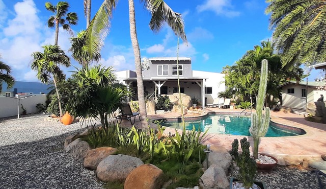 Private Paradise: tropical garden, pool & jacuzzi