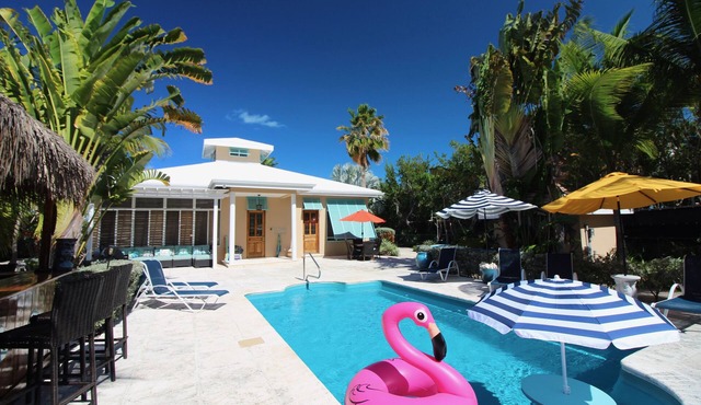 Private Pool and Fun Tiki Bar/4 Min Walk to Beach/Sleeps 6