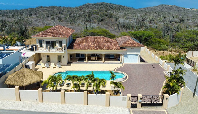 Private pool * FREE BBQ grill * Gazebo lounge