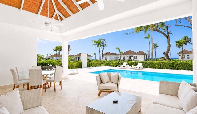 Private Pool Villa | Large Yard & Sleeps up to 9