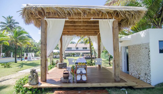 Private suite in luxury resort with pool and jacuzzi, right on sandy beach