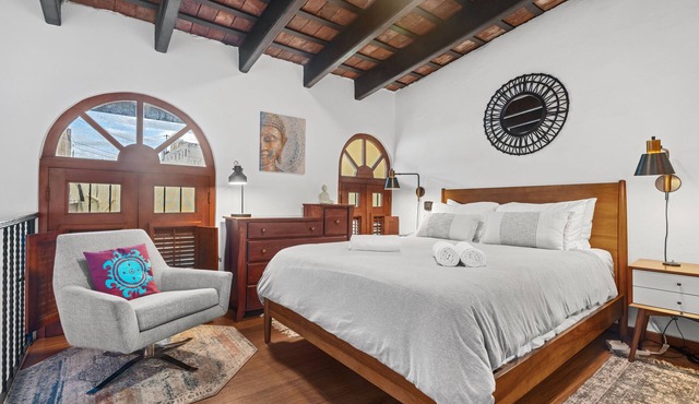 Quiet 2BR Loft: Walk Everywhere King & Queen Beds Open Layout