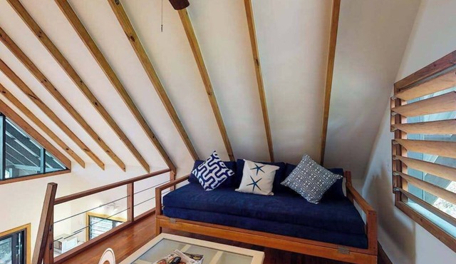 Quiet treehouse cabana with veranda, hammock, WiFi & partial AC - walk to beach