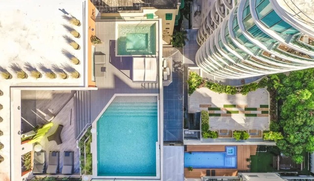 Regatta Living: Stylish Apartment with pool & gym