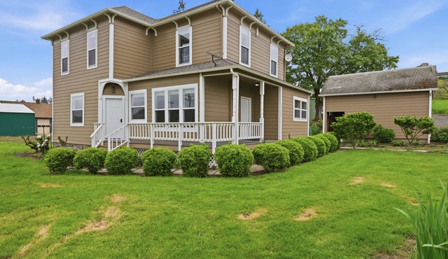 Relax at Stephens Legacy Farmhouse, a spacious 4BR retreat with valley and mountain views in Dayton