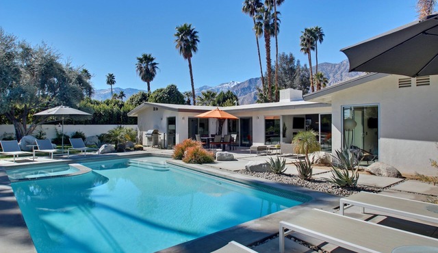 Remodeled Mid-Mod Home, Pool, Spa, Bocce Ball, Bikes, Fun! in Palm Springs