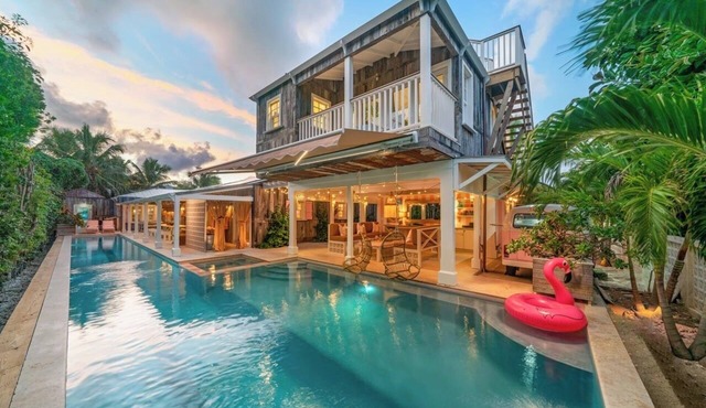Retro Designer Bungalow 200' from Beach w/VW Bus Grill & Pool
