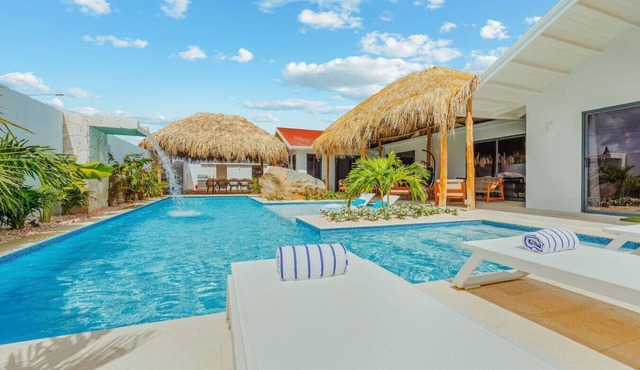 Rock House NEW 6-Bed 6 Bath Pool 5-min to Beach by Bocobay
