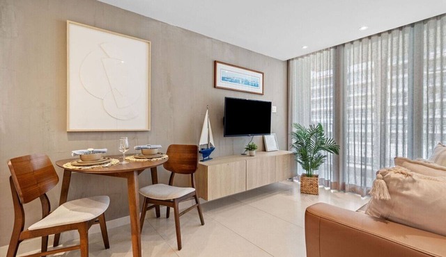Romantic Lux Beachfront + Ocean Views + Walk 2 Eat