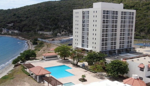 ROPER'S PLACE.Bayfront apartment/Balcony view Close to Kingston/Airport