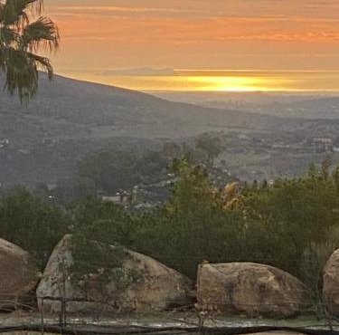 Rustic Ridge Vineyards Cottage in Jamul