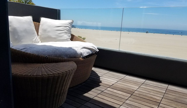 Sapphine Sunset Beach Front Home in Los Angeles