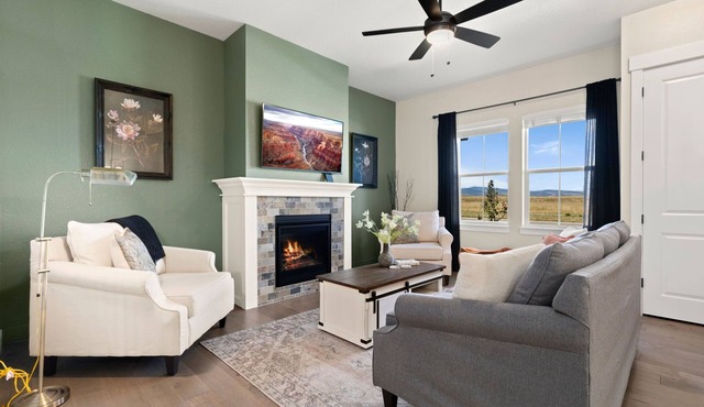 Scenic Mountain Retreat – Golf, Pickleball, Relax in Berthoud