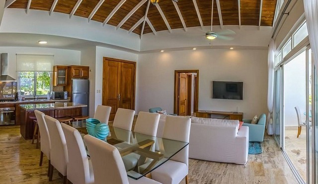 Sea-views 3BD villa on sandy beach, private pool & golf cart, gym/tennis!