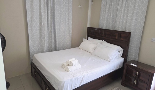 Serene 2-bedroom house with AC in charming Leopoldville, wallhouse.
