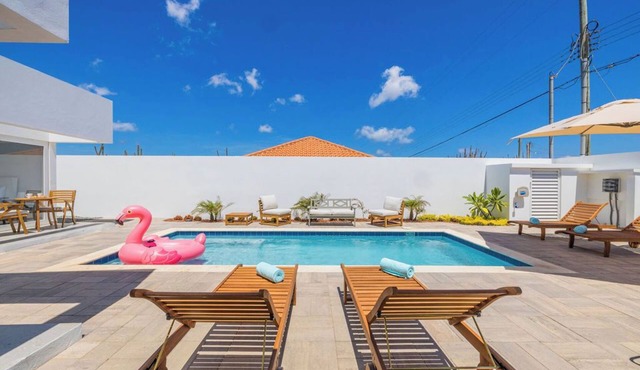 Serene "2 in 1" Oasis ~ 2 Pools ~ King Beds ~ BBQ!