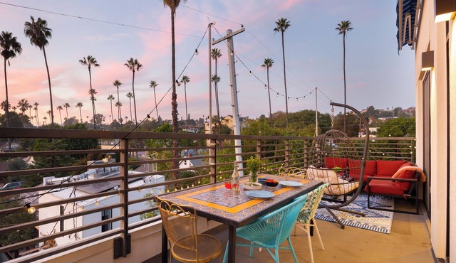Silverlake Sunset Treehouse Art-Filled Escape w/Jacuzzi + Sauna | AvantStay in Los Angeles