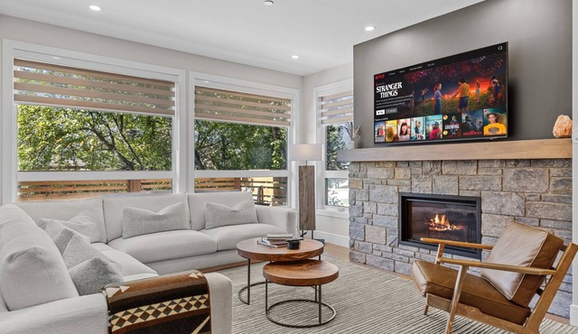 Sisters' Summit - Stunning Mountain Views with Private Hot tub, Sauna & BBQ! in Canmore