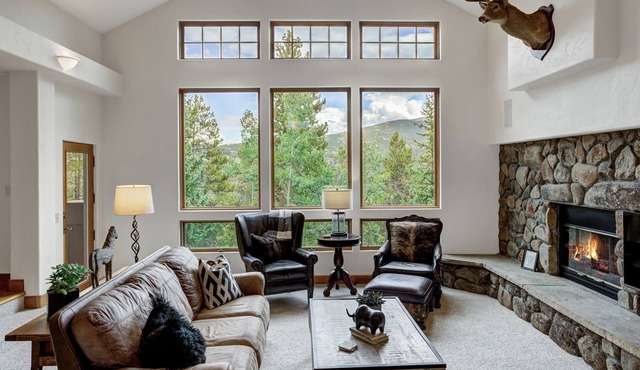 Ski Shuttle-Hot Tub-7 Beds-Neighborhood Access to Slopes for Experienced Skiers. in Breckenridge