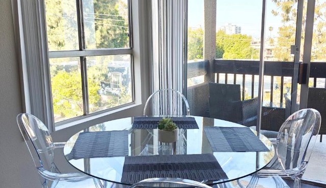 Skyline Escape 1-Bedroom with Balcony and Roof-Top Pool in Los Angeles