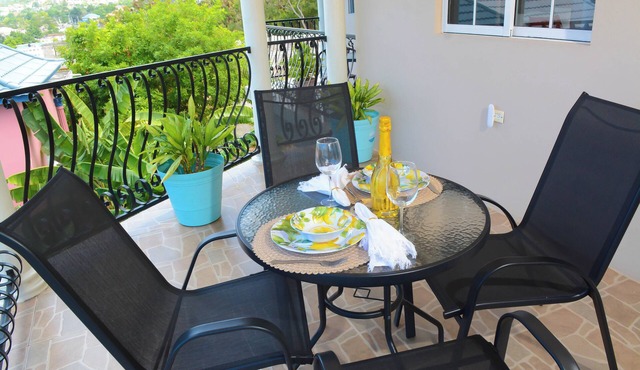 Snowbird Friendly Retreat w/Seaview Balcony and Fast Wifi/AC