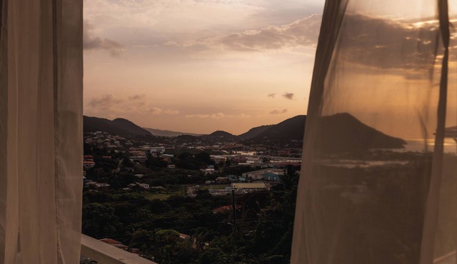 Spacious 2-bedroom Tropical Cottage, charmed with spectacular Sunset Views & AC