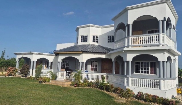 Spacious 5-bedroom house in amazing Black River with AC