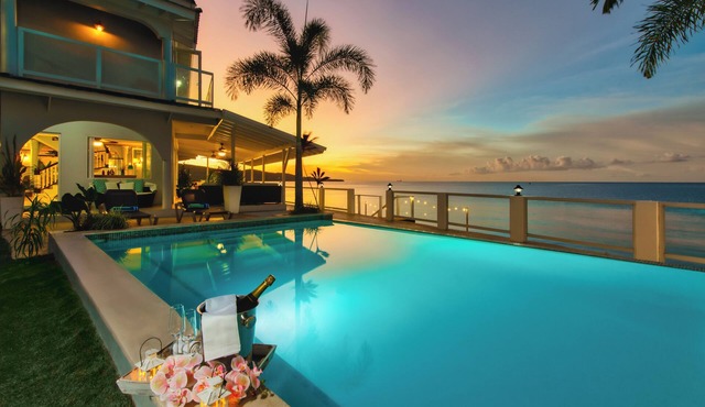 Spacious 5-bedroom villa w/Private Beach Access 1 minute away in, St. Ann