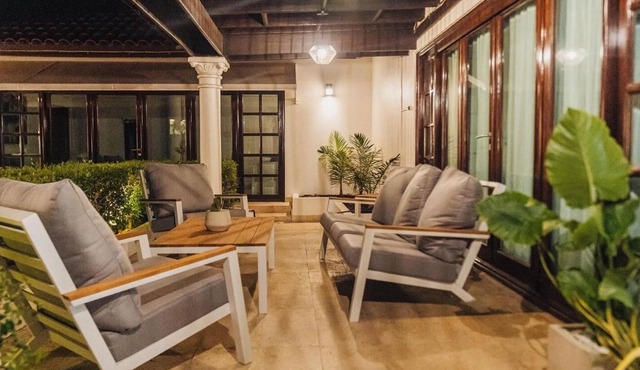 Spacious 6-bedroom house in lovely Noord, near the best beaches and hotel areas