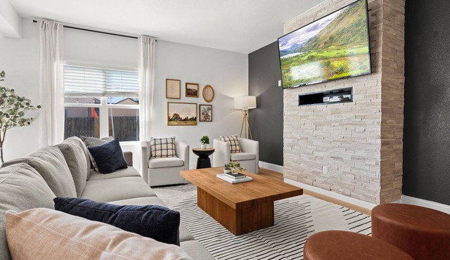 Spacious Airport Heaven - 5 Bedrooms & Hot Tub in Colorado Springs