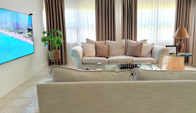 Spacious and Airy 2 Bed 2 Bath w/Office – Sleeps 6 + Fast WiFi