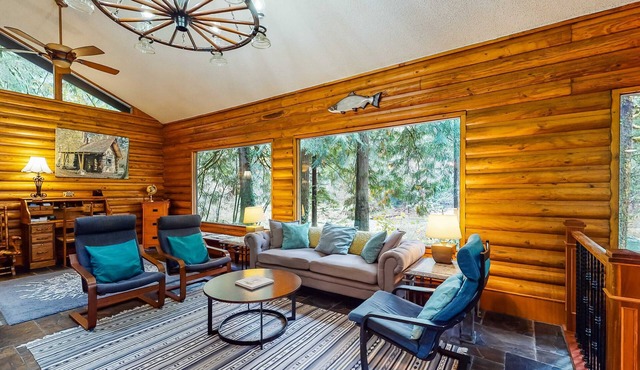 Spacious riverfront lodge with beach access, private hot tub & forest views in Washougal