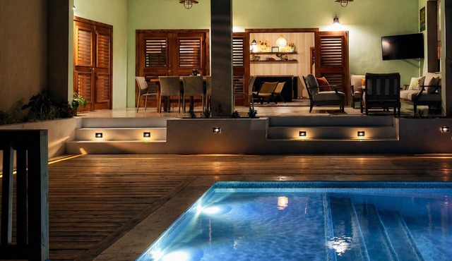 Spacious, staffed villa! Private pool. 3 min walk to beach. AC and WIFI